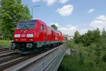 Kleine Wolke, großer Schatten - Die aus Lindau kommende 245 036 überquert am 31.05.2017 mit den Wagen des IRE 4218 nach Stuttgart den Weißgerberbach in Biberach (Riß).