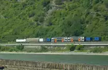 Eine Vectron von Siemens mit zwei RRX Dostockzwischenwagen rechtsrheinisch bei Bad Salzig. 18.6.2017