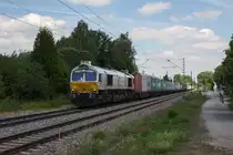 Neu in meine Sammlung reihte sich 077 030-0 ein. 
Am 17.06.17 war sie in Poing mit einem Containerzug vom Wacker-Terminal in Burghausen in Richtung München unterwegs.
