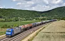 Die HGK 145 CL 201 fährt am 16.6.2017 in Gambach mit einem Kesselwagenzug vorüber.