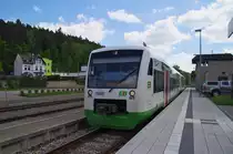 Der Glanz der großen Eisenbahnzeit ist in Zeulenroda schon längst vergangen. Einst gab es zwei stattliche Empfangsgebäude, Zeulenroda unterer Bahnhof und Zeulenroda oberer Bahnhof.
Die Strecke zum oberen Bahnhof (Stadtbahnhof) ist längst abgebaut und Supermärkte erobern das Areal am oberen Bahnhof. Auch der untere Bahnhof hat sein EG verloren, von 10 Gleisen sind noch drei übrig. VT 313 + 322 der Erfurter Bahn sind von Hof nach Leipzig über Gera unterwegs. Im Zweistundentakt wird diese Relation bedient. Einfahrt unterer Bahnhof am 26.05.2017, Bahnstrecke 6653 Werdau - Weida - Mehltheuer