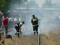 Feuerl�scharbeiten an der Strecke. 28.4.2007, Wolsztyn