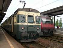 In W�denswil am Z�richsee steht 576 057 als S 13 nach Einsiedeln bereit. Im Nachbargleis entfernt sich gerade der IR Chur-Basel.
Der nette SOB-Lokf�hrer hatte unser Interesse an der Eisenbahn bemerkt und wir kamen ins Gespr�ch. Er bedauerte ein wenig das diese robusten Fahrzeuge in K�rze ausgemustert werden, allerdings war er den neuen Flirt-Triebwagen auch nicht abgeneigt. Sie sind eben ein gewaltiger Komfortsprung. Teilweise verkehren bei der SOB noch Wagen in der Originalausstattung der 50er und 60er Jahre. �brigens hat es auf der Strecke W�denswil-Samstagern-Biberbrugg Steigungen die steiler als die Gotthardbahn sind. Nur die Z�richer Uetlibergbahn ist steiler als die SOB-Strecke!