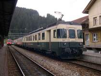 Nur noch kurze Zeit verkehren diese Triebwagen der SOB-Reihe 576. Diese werden ab Juni nach und nach durch neue Triebwagen der Reihe  Flirt  abgel�st. Biberbrugg am 30.04.07. Der Triebwagen kann �brigens auch durchaus in der Mitte des Zuges eingereiht sein, ohne das der Durchgang durch den Zug versperrt wird. Die in der Stirnseite zu erkennende T�r wird einfach ge�ffnet und verschlie�t damit dann gleichzeitig den F�hrerstand. Der �bergang in den n�chsten Wagen wird mittels Faltenbalg gesichert. Ab und zu kann man solche Zugkonfigurationen noch bei der SBB und anderen Privatbahnen beobachten. 