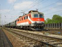 Ein Teil der ersten Sonderfahrt der �GEG nach der Winterpause f�hrte u.a. mit der 1110-522 von Attnang-Puchheim nach Linz, hier nach dem Aufenthalt in Wels. [29.04.07, 10:32]