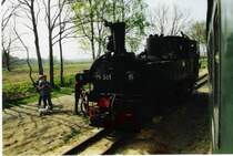 Im Mai 2005 war die 99 561 der D�llnitzbahn zu Gast auf der Pollo Strecke. Die Lok setzt hier gerade in Vettin um, um dann nach Mesendorf zur�ckzufahren