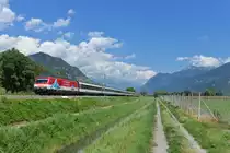 Re 460 065 mit einem IR am 12.06.2017 bei St. Leonard. 