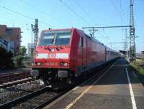 Ausfahrt der Br.146 205-0 mit ihren Silberlingen in Verkehrsrot im Aalen. Dieser Zug fuhr in Richtung Stuttgart Hbf. Aufgenommen am 26.04.07