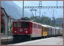 Ge 6/6 II 705  Pontresina/Puntraschigna  mit einem G�terzug bei der Durchfahrt in Domat/Ems. Hinter der Lok ein historischer Berninabahn-Personenwagen. (01.05.2007)