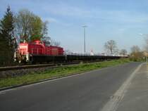 294 762 im Bahnhof Schnaittenbach am 13.04.2007. Die beladenen Wagen wurden gerade von der FIrma Kick abgeholt. Solche Wagen (Bauart Res) sind auf dieser Strecke (Amberg-Schnaittenbach) sehr selten.