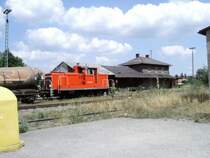 363 200 vor dem Bahnhofsgeb�ude in Hirschau am 06.08.2004. Seit Dezember 2004 verkehren auf dieser Strecke (Amberg-Schnaittenbach) nur noch Loks der Br 294.