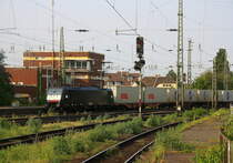 189 201 von MRCE kommt durch Mönchengladbach-Hbf mit einem Contanerzug aus Venlo(NL) nach Melzo(I) und fährt in Richtung Rheydt-Hbf,Grevenbroich,Köln. 
Aufgenommen vom Bahnsteig in Mönchengladbach-Hbf . 
Bei Sommerwetter am Abend vom 27.5.2017. 
