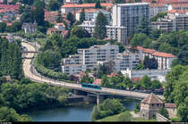 Tramway de Besançon: Ein CAF Urbos befährt am 16. Juni 2017 die Pont Charles de Gaulle in Richtung Innenstadt. Aufgenommen von der Citadelle de Besançon aus.