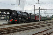 SBB/S.N.C.F: Grosser Bahnhof Payerne vom 24. Juni 2017.
Einfahrt des Extrazuges mit der frisch aufgearbeiteten VALLORBE S.N.C.F 141.R.568. 
Foto: Walter Ruetsch   