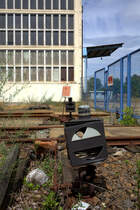 Blick durch den Gitterzaun mit der Festbrennweite auf eine etwas desolate Gleissperre. Brieske Gelände der WISaG. 24.06.2017 12:26 Uhr.