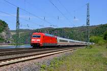Auch der Wechsel an den Betriebsbahnhof Loreley brachte keine Besserung - es ließ sich einfach kein Güterzug blicken. So wurde wenigstens der über die rechte Rheinstrecke umgeleitete Fernverkehr dokumentiert. mit 101 013 fuhr mir eine gepflegte Vertreterin der intensiv genutzten Baureihe vor die Linse. Sie brachte am 30. April 2017 den IC 2023 von Hamburg-Altona nach Frankfurt am Main HBF. Am linken Bildrand kann man übrigens das Portal des Kammereck-Tunnels der linken Rheinstrecke erkennen.