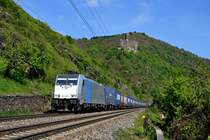 Für Captain fährt aktuell die 186 458 von Railpool, hier zu sehen bei Wellmich im Rheintal. Bei dem Zug dürfte es sich um den verspäteten DGS 40146 von Melzo nach Rotterdam Waalhaven gehandelt haben (30. April 2017).