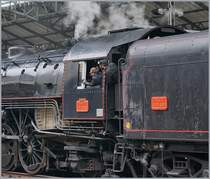 Die Meister bei ihrer doch sehr schmutzigen und Schweis treibenden Arbeit weit entfernt von jeder Romantik - und doch ist und bleibt der Dampfbetrieb äußerst faszinierend, wie das unübersehbare Interesse der zahlreichen herbeigeströmten Menschen zeigte.
In diesem Sinn ein großes MERCI an alle die vor und hinter den Kulissen mitwirken, damit auch heute noch eine solch eindrückliche Dampflokfahrt stattfindet 
Lausanne, den 24. Juni 2017
