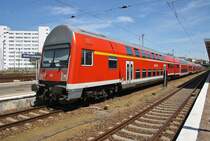 RE3 (RE3347) von Schwedt(Oder) nach Berlin Hauptbahnhof (tief) verlässt am 28.5.2017 den Bahnhof Berlin Lichtenberg. Schublok war 143 020-6.