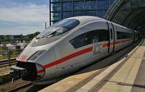 403 061-5  Celle  steht am 28.5.2017 als ICE555 von Köln Hauptbahnhof nach Berlin Ostbahnhof mit 403 013-6  Treuchtlingen  als ICE545 ebenfalls von Köln Hauptbahnhof nach Berlin Ostbahnhof im Berliner Hauptbahnhof.