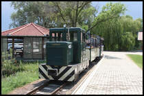 In der ungarischen Puszta gibt es eine 760 mm Schmalspurbahn, die einst dem Transport von Zuchtfischen diente. Sie befindet sich in Hortobagyi Halasto und führt 4,6 Kilometer in den Naturschutzpark  Hortobágyi Nemzeti Park . Am 26.6.2017 hatte die International Police Association Kreis Steinfurt diesen Zug gechartert. Zuglok C 50-403 war mit drei Wagen am Haken und 50 Personen darin nahezu ausgelastet! Hier steht der Zug abfahrbereit im Ausgangsbahnhof Halasto.
