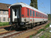 Vor dem inzwischen abgerissenen Ernst-Thälmann-Haus stand der Liegewagen Bvcmbz 61 80 59-90 033-1,am 01.Oktober 2011,in Berlin Grunewald.
