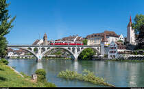 Der historische BDe 8/8 7 der BDWM überquert am 18. Juni 2017 auf Zmorgefahrt die Reussbrücke in Bremgarten.