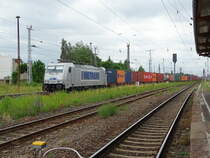 Am 24.06.2017 kam 386 029 mit einem Containerzug aus Richtung Salzwedel nach Stendal und fuhr weiter Richtung Magdeburg.
