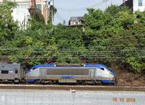 MARC 4915 Bombardier-Alsthom HHP8 in Penn Station Baltimore MD am 16.10.2016.
MARC steht für  Maryland Area Regional Commuter .Diese Bahngesellschaft bedient mit Pendlerzügen den Großraum Baltimore MD und Washington DC.Die HHP8 ist mit 8000PS gut motorisiert.