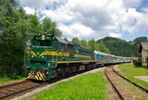 Vor genau sieben Jahren, am 25. Juni 2010 veranstaltete eine englische Reisegruppe einen Sonderzug mit der slowenischen GM-Diesellok 664 119 von Spielfeld-Straß über den Obdacher-Sattel und die Jauntalbahn retour nach Slowenien.
Dieses außerordentliche und vorallem akustische Spekatel zog die Fotografen reihenweise an, ein beliebter Standpunkt war damals unteranderen die ehemalige Haltestelle Taxwirt wo auch ich den Sonderzug 19194 mit der 16 zylindrigen 664 119 fotografierte. 