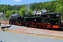 Nachdem 99 1734 und 99 1793 am 17.06.2017 ihren Eröffnungszug im Bahnhof Kipsdorf ein wenig vorgezogen haben, werden sie jetzt vom Zug getrennt, um Wasser zu nehmen und ans andere Ende des Zuges umsetzen zu können. Sehenswert ist hier vielleicht auch, daß sich beide Loks in der sogenannten  Bellingrodt-Stellung  (Kuppelstange unten) befinden. Das war ein wenig Fotografenglück, denn das sieht man auch nicht alle Tage. ;-) Die Aufnahme entstand im Rahmen der Eröffnungsveranstaltung zur Wiederinbetriebnahme des Abschnittes Dippoldiswalde - Kurort Kipsdorf der Weißeritztalbahn.