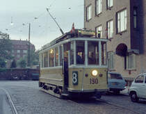 København / Kopenhagen Københavns Sporveje SL 8 (KS-Museumstriebwagen 190) Skånegade am 18. August 1968. - Den Veranstaltern von den Festlichkeiten anlässlich des 350jährigen Bestehens des Stadtviertels Christianshavn gelang etwas Einmaliges: die kurzweilige Wiedereröffnung einer aufgelassenen Straßenbahnlinie. - Der Tw ist heute im Dänischen Straßenbahnmuseum (Sporvejsmuseet Skjoldenæsholm). - Scan von einem Farbnegativ. Film: Kodak Kodacolor X.
