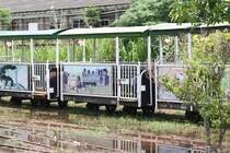 Auf dem Gelände der ehemaligen Zuckerfabrik befindet sich heute der Suantou Zhecheng Cultural Park. Unter anderem finden dort auf den umfangreichen Resten des 762mm Bahnnetzes regelmäßig Touristenfahrten mit DIEMA-Lokomotiven und, auf Lorenuntergestellen aufgebauten, Personenwagen statt. Im Bild einer dieser Personenwagen mit der Nummer 540517 am 04.Juni 2017 nahe der Endstelle dieser Fahrten.