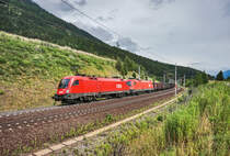 1016 040-0 und 1116 077-9 fahren mit einem Güterzug, nahe Kolbnitz, die Tauernbahn-Südrampe hinauf.
Schublok war 1116 087-8.
Aufgenommen am 25.6.2017.