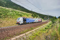 LM 193 770-5 und LM 193 776-2 fahren als Lz in Richtung Mallnitz, nahe Kolbnitz die Tauernbahn-Südrampe hinauf.
Aufgenommen am 25.6.2017.