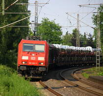 185 302-7 DB kommt mit einem Audi-VW-Skoda-Zug aus Osnabrück nach Kortenberg-Goederen(B) und kommt aus Richtung Mönchengladbach-Hbf,Rheydt-Hbf,Wickrath,Beckrath,Herrath und fährt durch Erkelenz in Richtung Baal,Hückelhoven-Baal,Brachelen,Lindern,Süggerath,Geilenkirchen,Frelenberg,Zweibrüggen,Übach-Palenberg,Rimburg,Finkenrath,Hofstadt,Herzogenrath, Kohlscheid,Richterich,Laurensberg,Aachen-West. Aufgenommen vom Bahnsteig 1 in Erkelenz. Bei Sommerwetter am Nachmittag vom 1.6.2017.