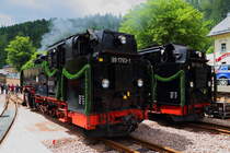 99 1793 und 99 1734 am 17.06.2017 am Wasserkran im Bahnhof Kurort Kipsdorf. Nach dem Wasserfassen werden sie den zuvor hierhergebrachten Eröffnungszug für den Streckenabschnitt Dippoldiswalde - Kurort Kipsdorf der Weißeritztalbahn, inklusive des Fotografen, als ersten Planzug zurück nach Freital-Hainsberg befördern. (Bild 1)