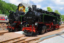 99 1793 und 99 1734 am 17.06.2017 am Wasserkran im Bahnhof Kurort Kipsdorf. Nach dem Wasserfassen werden sie den zuvor hierhergebrachten Eröffnungszug für den Streckenabschnitt Dippoldiswalde - Kurort Kipsdorf der Weißeritztalbahn, inklusive des Fotografen, als ersten Planzug zurück nach Freital-Hainsberg befördern. (Bild 2)