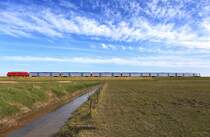 Eine unbekannte 245 auf dem Syltdamm bei Friedrich Wilhelm Lübke Koog, 02.05.2017, RE 11067.