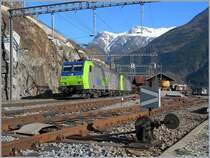 Zwei BLS Re 485 fahren mit einem G�terzug durch den Bahnhof Lalden.
16. M�rz 2007  
