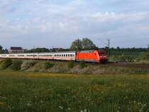 BR 101 127 zieht einen InterCity von N�rnberg HBF nach Karlsruhe HBF, hier hinter Goldsh�fe, am 03.05.07 aufgenommen.