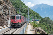 Da das Wetter am 24. Juni 2017 in Fahrtrichtung des Dampfzugs mit der 141 R 568 nicht besonders gut aussah, habe ich mich entschlossen, für den Nachmittag an die Lötschberg-Südrampe zu wechseln. Kurz vor Lalden kam dann auch bald der erste Güterzug mit Re 4/4 II 11267 und zwei weiteren BoBos an der Spitze.