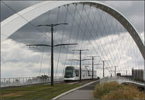 Tram unterm Bogen -

Straßenbahnbrücke über den Bassin Vauban an der Straßburger Neubaustrecke der Linie D nach Kehl.

25.06.2017 (M)