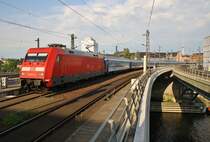 101 003-2 erreicht am Abend des 28.5.2017 mit dem EC378 von Praha hl.n. nach Hamburg-Altona den Berliner Hauptbahnhof.