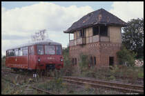 171047 ist hier am 16.9.1990 um 14.37 Uhr als T 18449 nach Wanzleben unterwegs. Er passiert hier auf der damaligen KBS 316 das schon damals aufgelassene Stellwerk in Seehausen.