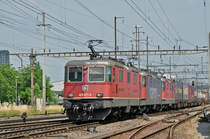 Dreifachtraktion, mit den Loks 420 271-9, 421 385-6 und 11286, durchfahren den Bahnhof Pratteln. Die Aufnahme stammt vom 23.06.2017.