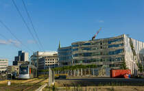 NF10 2018 fährt am Abend des 18. Juni 2017 auf der Linie 705 Richtung Spichernplatz am Düsseldorfer Kö-Bogen vorbei