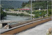 S1 1525 mit ABe 4/16 3104 in Reichenau-Tamins. RhB, Hauptstrasse, Nationalstrasse und Rhein teilen sich den beschränkten Platz. (23.06.2017)