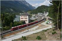 RE1157 nach St.Moritz mit ABe 8/12 3510 verlässt Reichenau-Tamins, während 5757 mit Ge 4/4 II 621  Felsberg  nach Ilanz noch warten muss. im Vordergrund ist schon das Trasse für das zweite Gleis bis zur neuen Rheinbrücke zu erkennen. (23.06.2017)