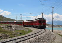 ABe 4/4 III 54  Hakone  und 56  Corviglia  fahren mit dem Bernina Express 976 (Tirano - St.Moritz) entlang am Lago Bianco. 

Ospizio Bernina, 13. Juni 2017